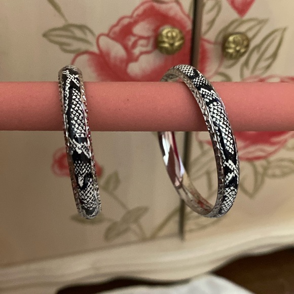 Sterling silver snake skin print, clasp bracelet and hoop earring set. - Picture 6 of 14